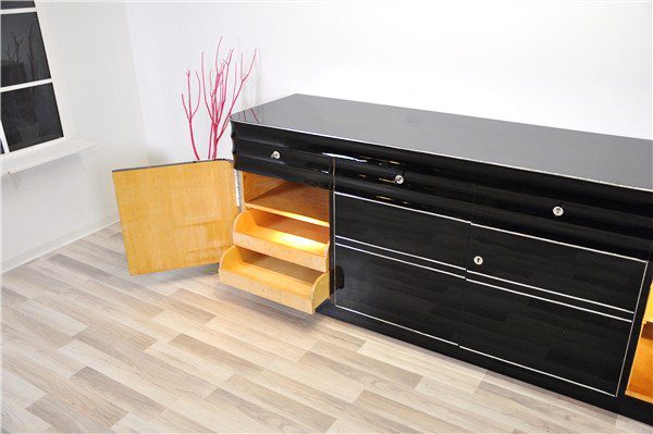 Großes Sideboard im Art-déco-Stil mit Hochglanzlackierung