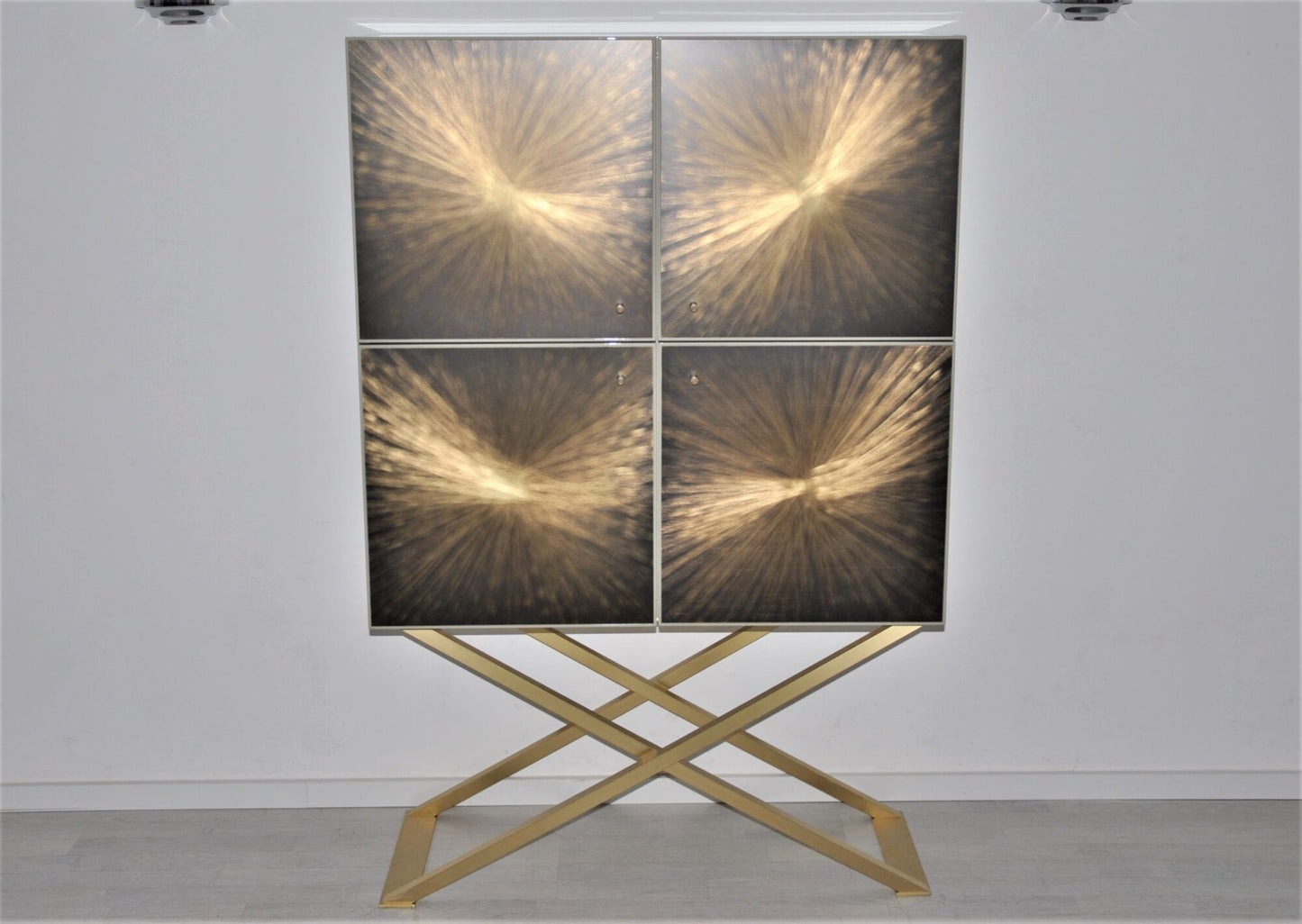 Quadratischer Design Wohnzimmerschrank mit gebürstetem Messing