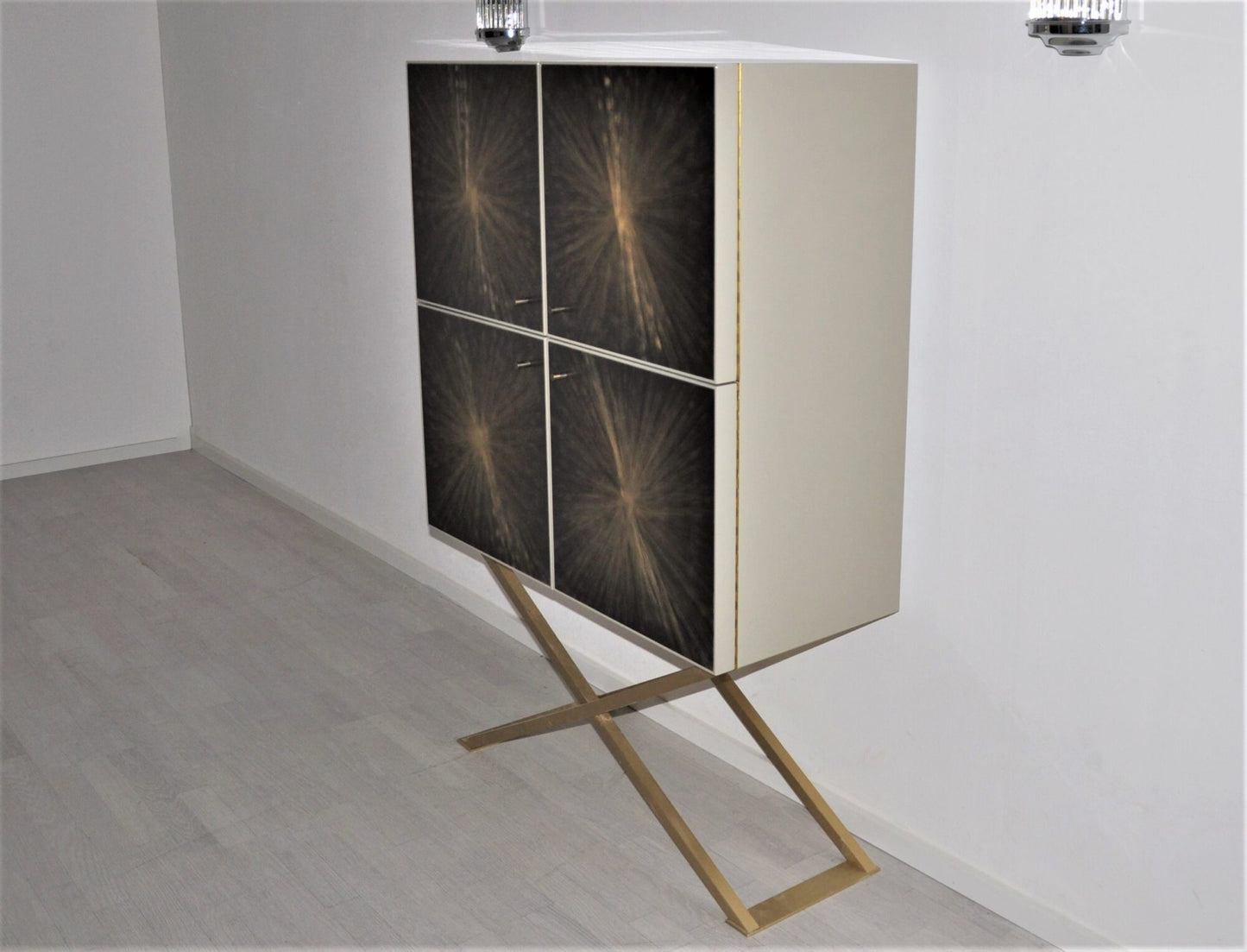 Quadratischer Design Wohnzimmerschrank mit gebürstetem Messing