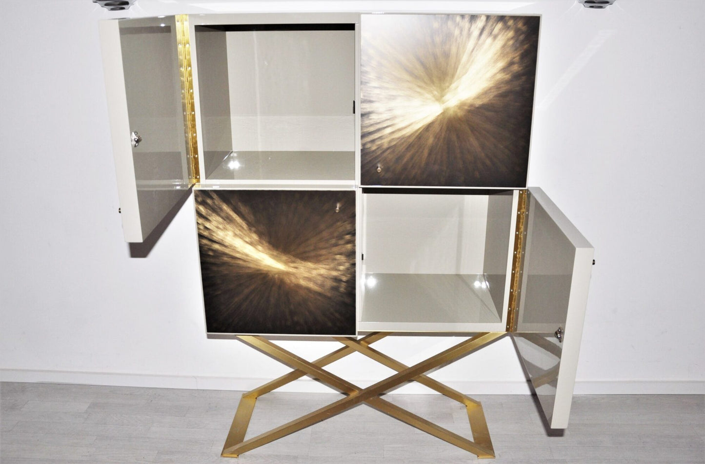Quadratischer Design Wohnzimmerschrank mit gebürstetem Messing