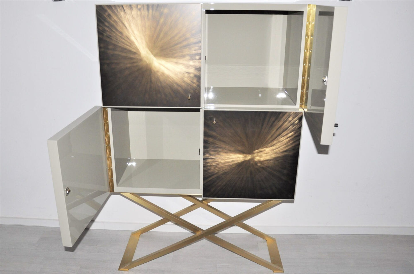 Quadratischer Design Wohnzimmerschrank mit gebürstetem Messing