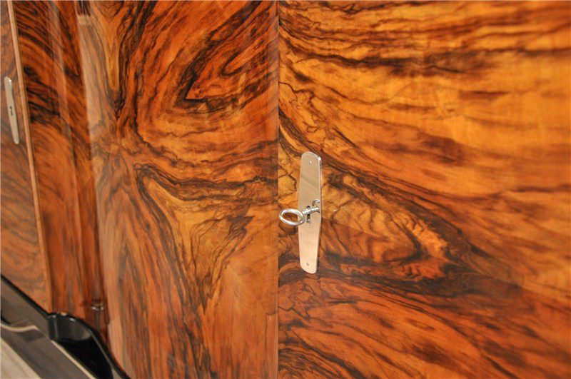 Gebogenes Sideboard aus Walnussholz im Art-Deco-Stil