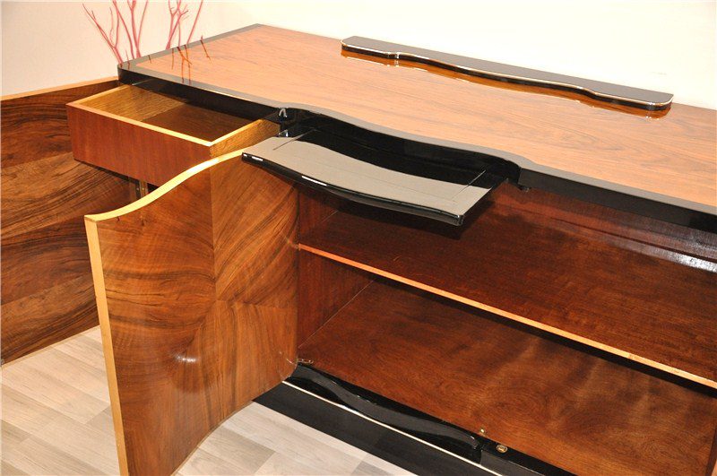 Gebogenes Sideboard aus Walnussholz im Art-Deco-Stil