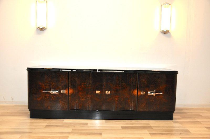 Art-Deco-Lowboard mit dunklem Wurzelholzfurnier