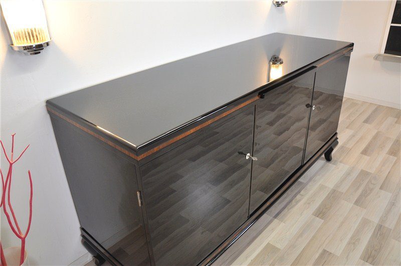 Schlichtes Sideboard mit tollen Füßen