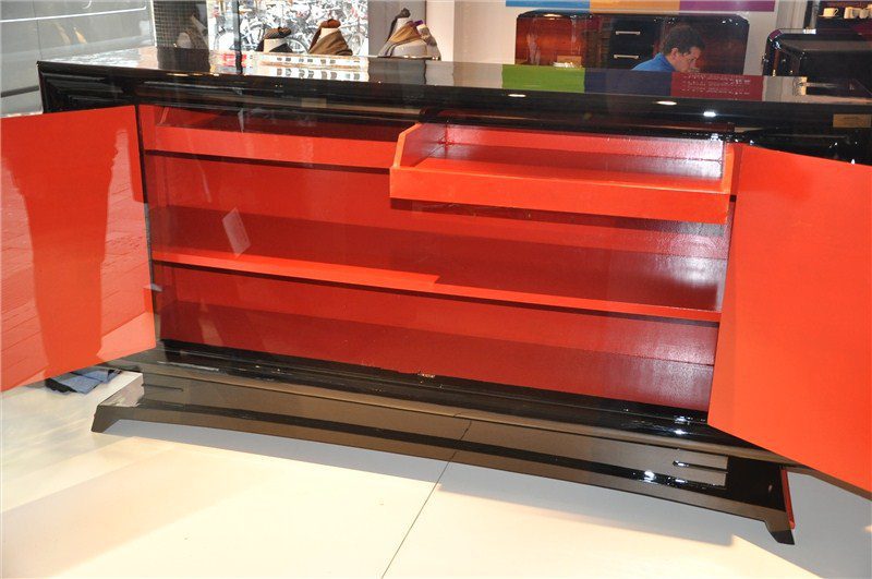 Einmaliges Art Deco Sideboard mit roten Verzierungen