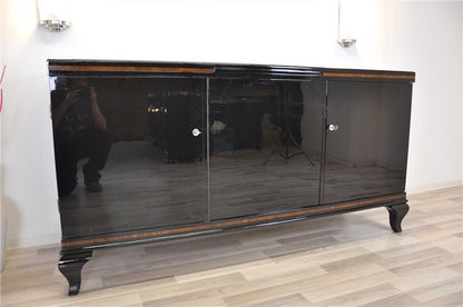 Schlichtes Sideboard mit tollen Füßen