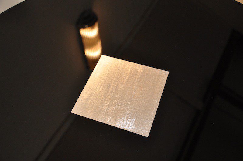 Art Deco Kronen Beistelltisch mit Metall Applikationen