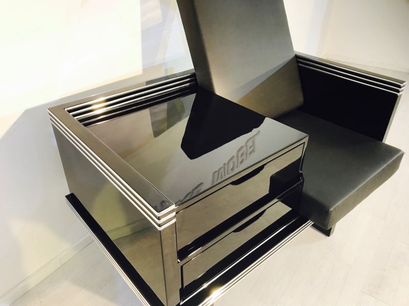 Großer Art Deco Sessel mit Chromleisten