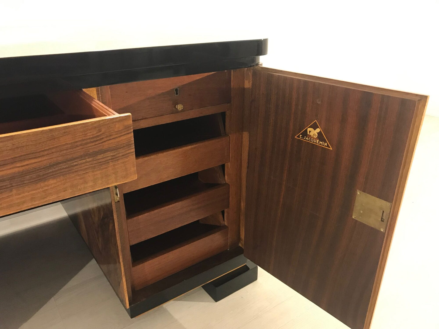 Art Deco Wurzelholz Jacquemin Schreibtisch aus Frankreich 1920er Jahre