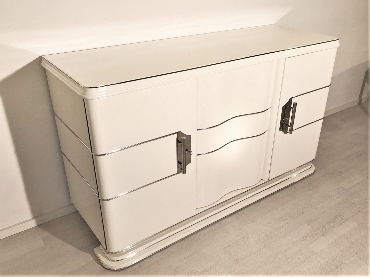 Weißes Art Deco Chrome Liner Sideboard mit schönen Chromgriffen