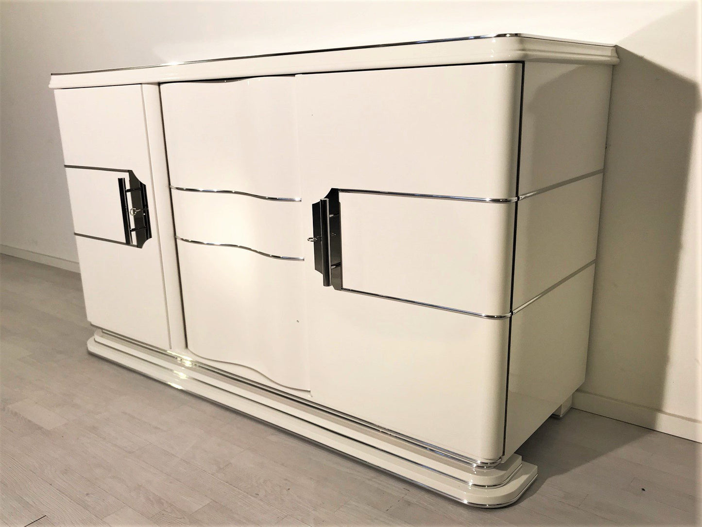 Weißes Art Deco Chrome Liner Sideboard mit schönen Chromgriffen