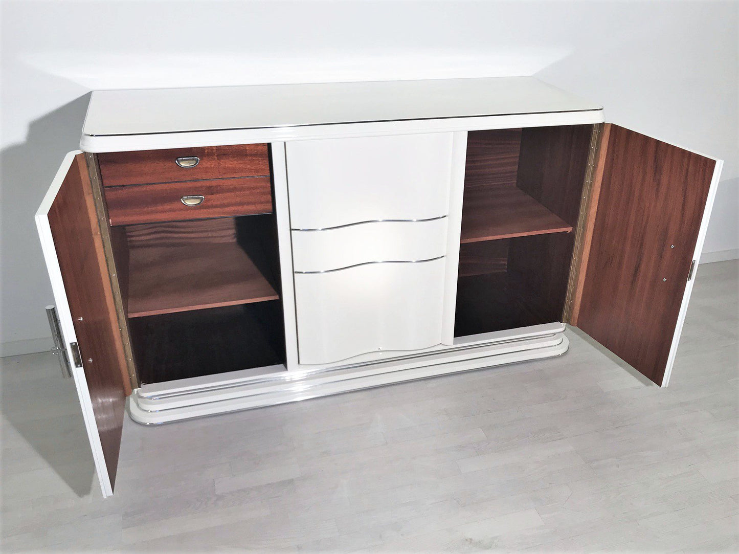 Weißes Art Deco Chrome Liner Sideboard mit schönen Chromgriffen