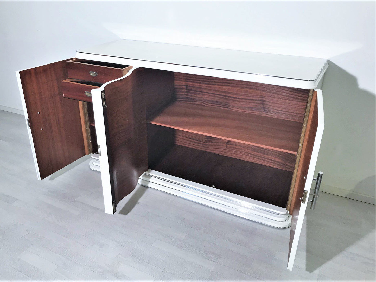 Weißes Art Deco Chrome Liner Sideboard mit schönen Chromgriffen