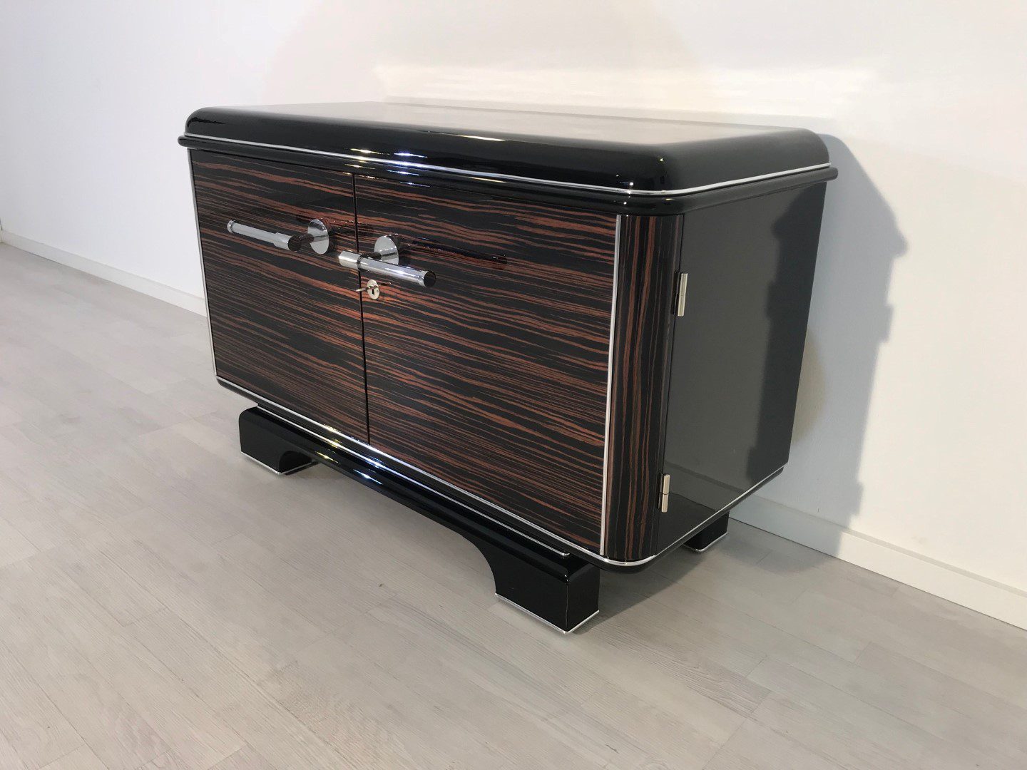 Kleine Kommode im Art-Déco-Design