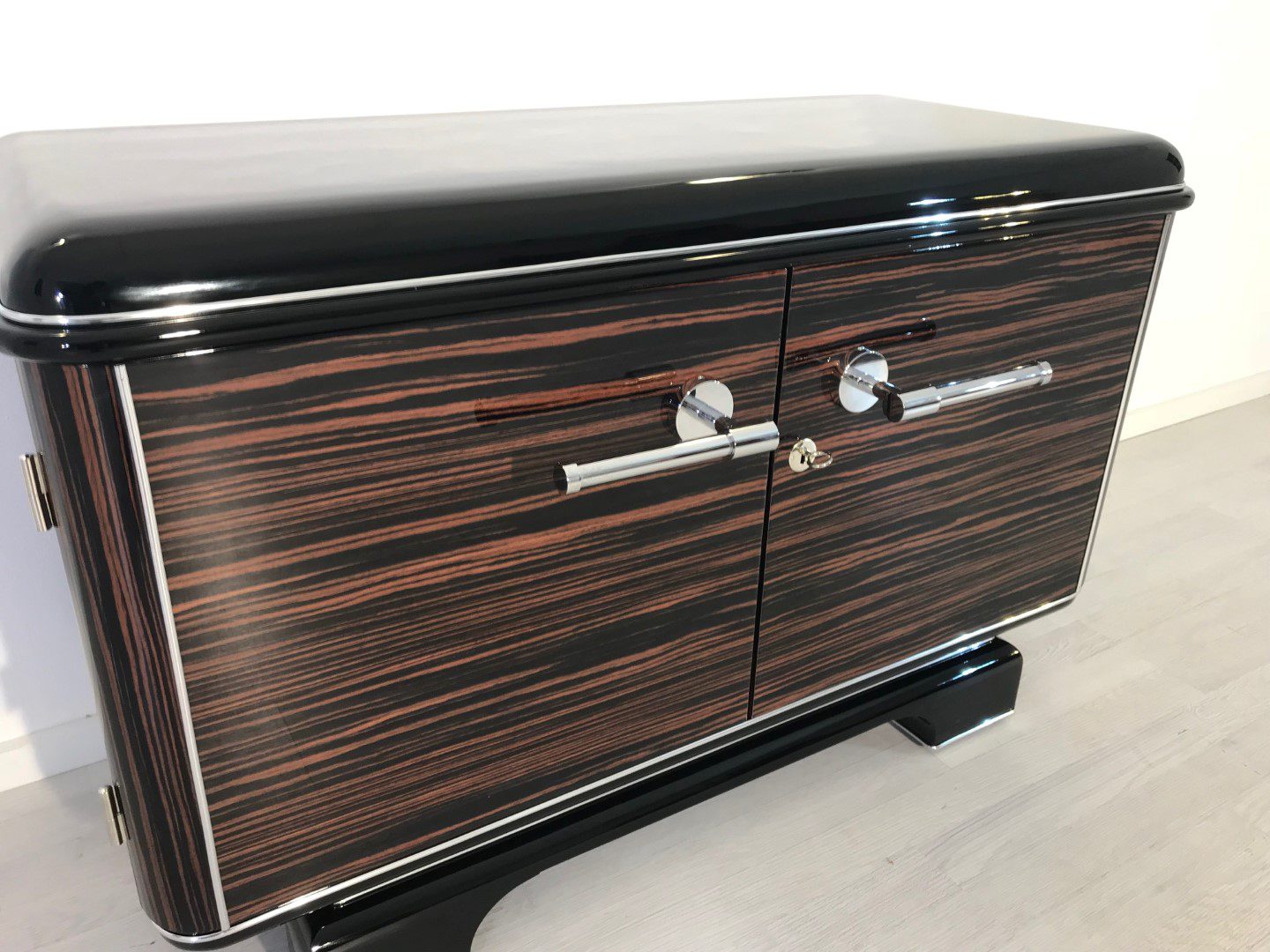 Kleine Kommode im Art-Déco-Design