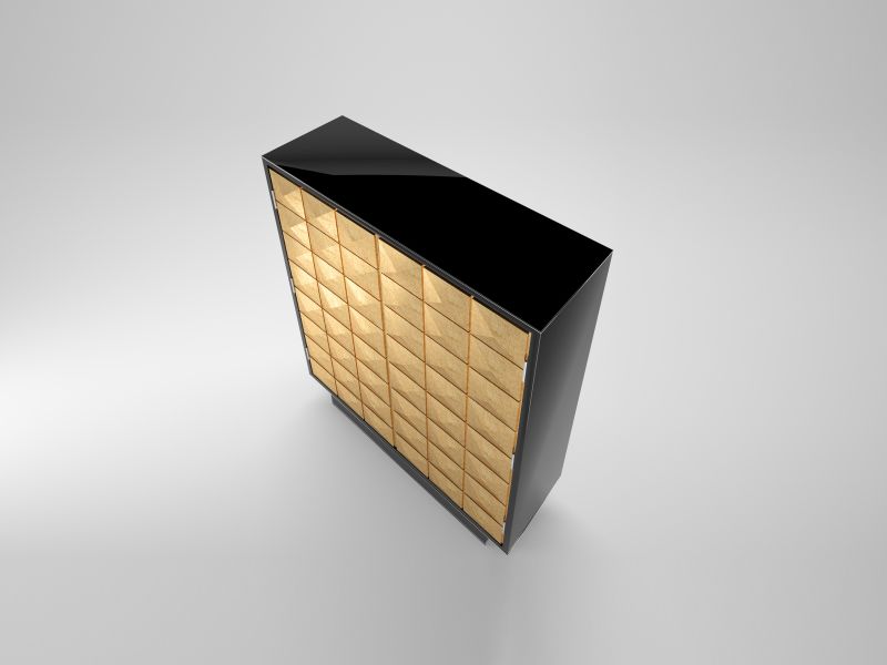 Schrank mit Karo-Muster aus Blattgold und Klavierlack
