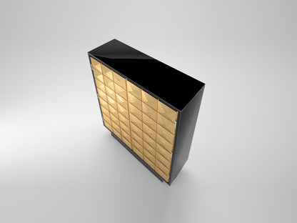 Schrank mit Karo-Muster aus Blattgold und Klavierlack