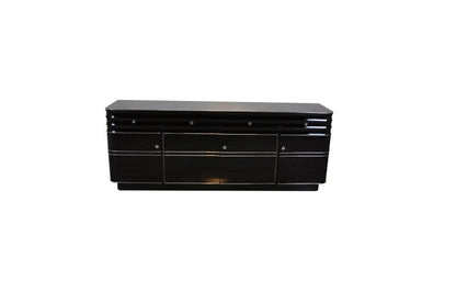 Schlichtes XXL Sideboard und Chromliner