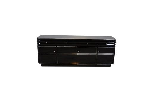 Schlichtes XXL Sideboard und Chromliner