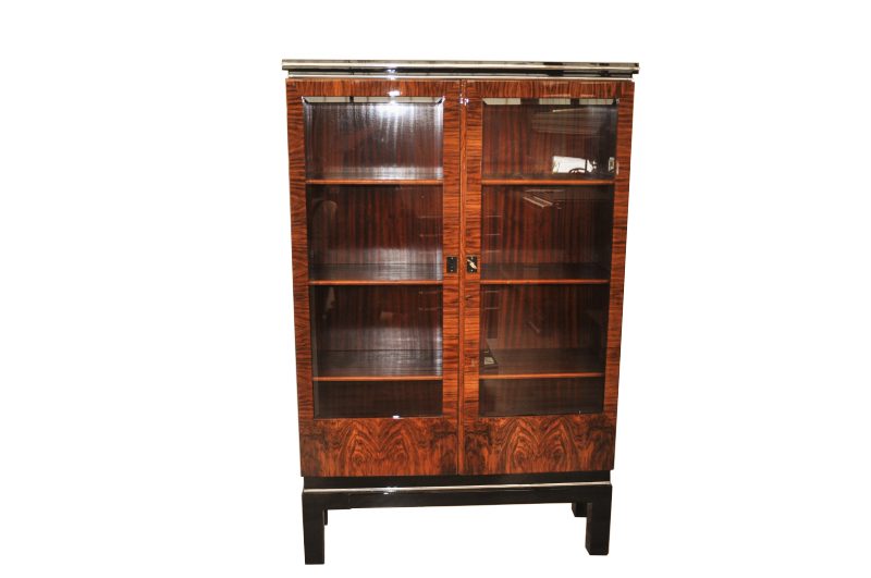 Walnussvitrine aus dem Art Deco