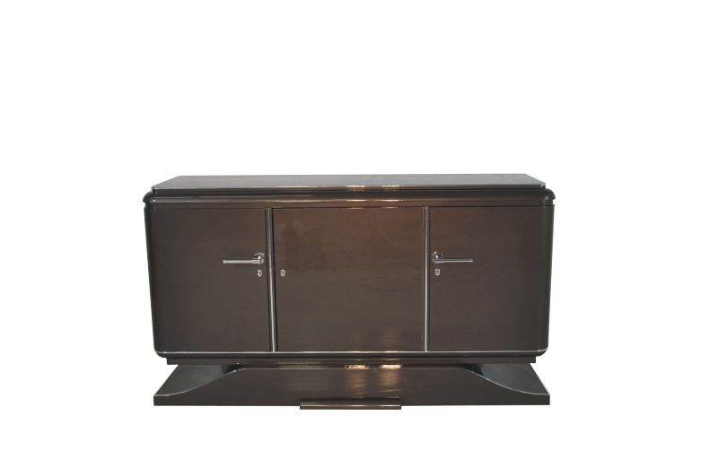 XXL Sideboard mit einer außergewöhnlichen Lackierung